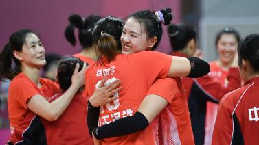 互致问候，U17世界杯期间日本队与墨西哥队在酒店相互列队致意